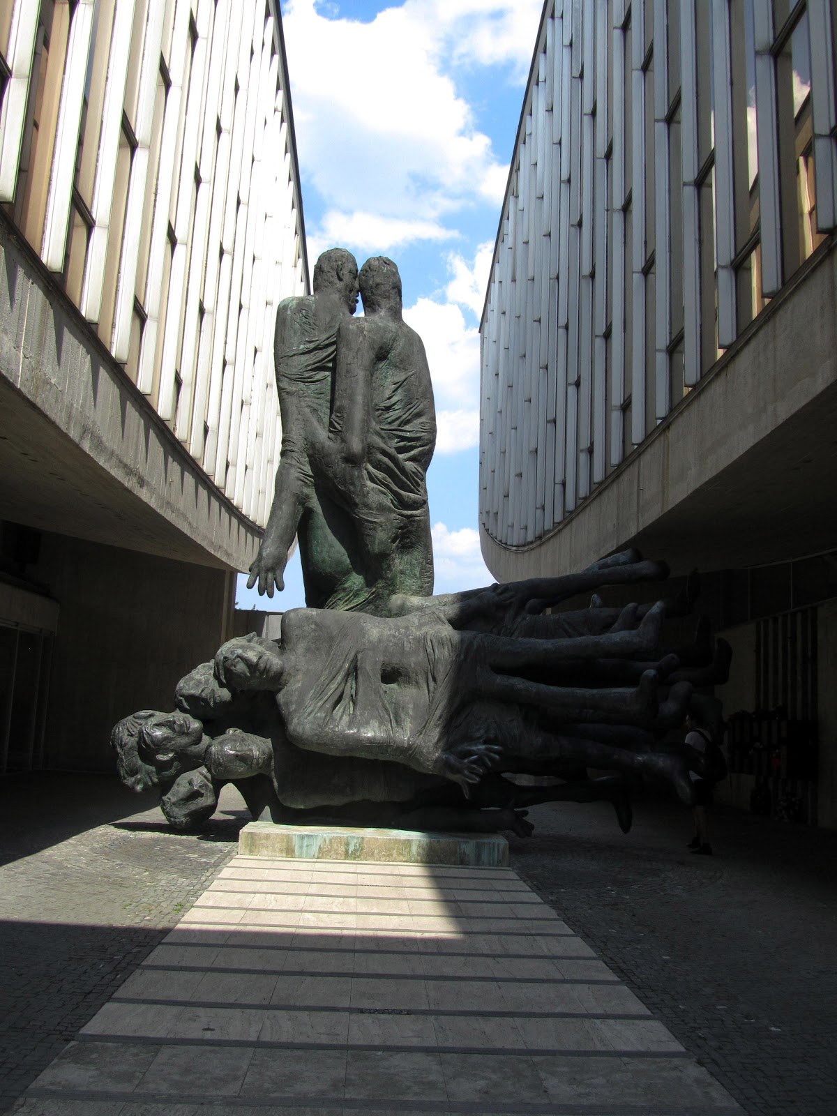 Ústredný výtvarný motív - súsošie od Jozefa Jankoviča - Obete varujú