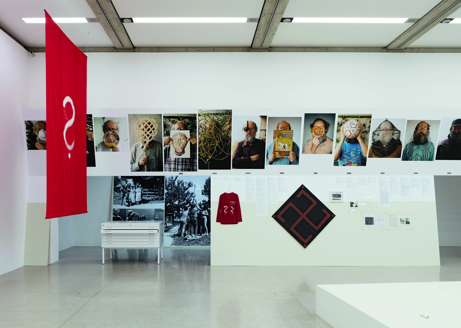 Pohľad do výstavy Július Koller. One Man Anti Show, mumok Viedeň, 25. 11. 2016 – 17. 4. 2017. Foto: mumok / Stephan Wyckoff (z článku Aurela Hrabušického U.F.O.-naut J.K. nás stále pozoruje)