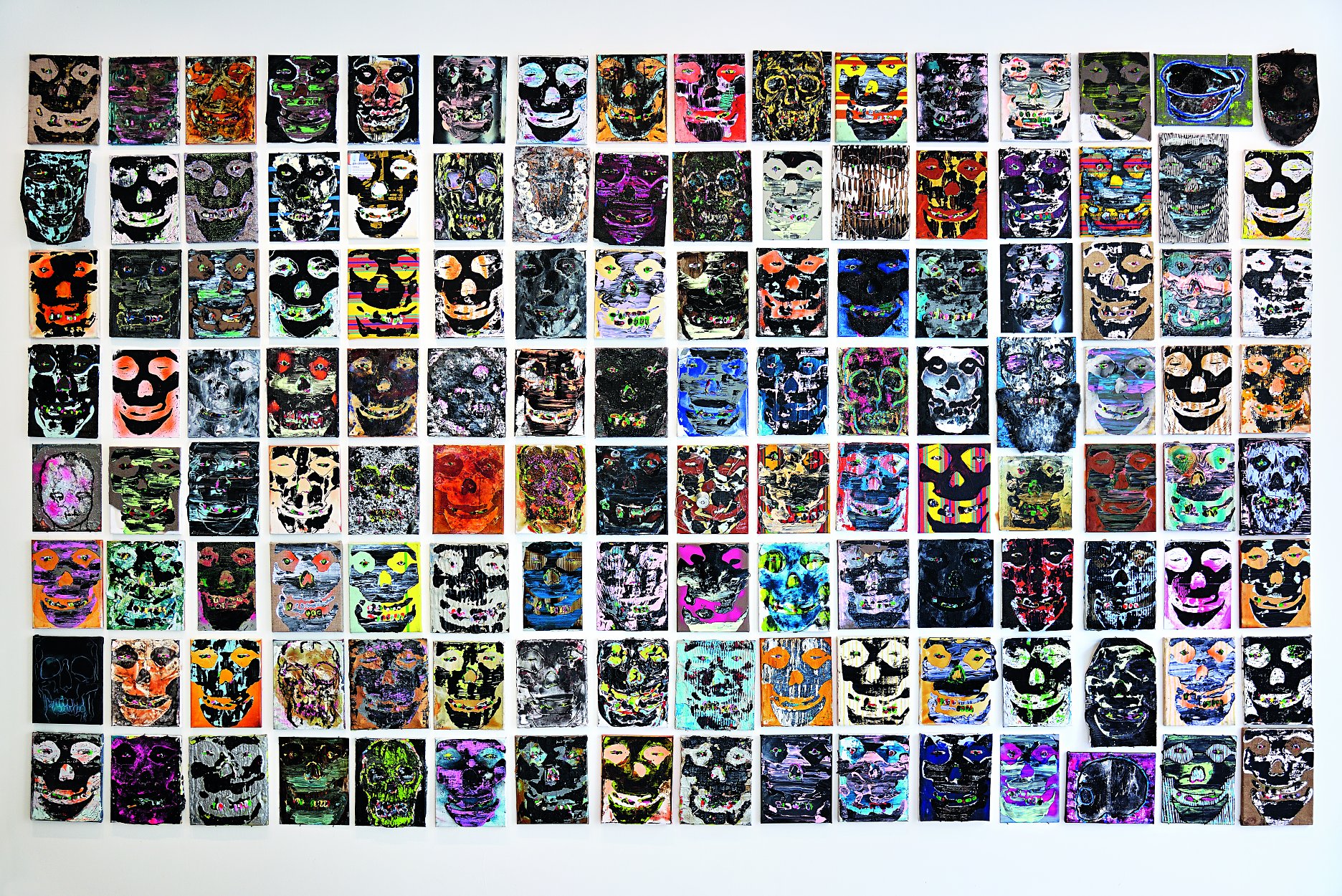 Matej Fabian: Misfits, 2011 – 2013, inštalácia 128 ks malieb, každá 30 × 24 cm. Foto: Martin Marenčin (z rozhovoru Mateja Fabiana s Jánom Bergerom Súčasnosť je históriou odtrhnutou z reťaze)