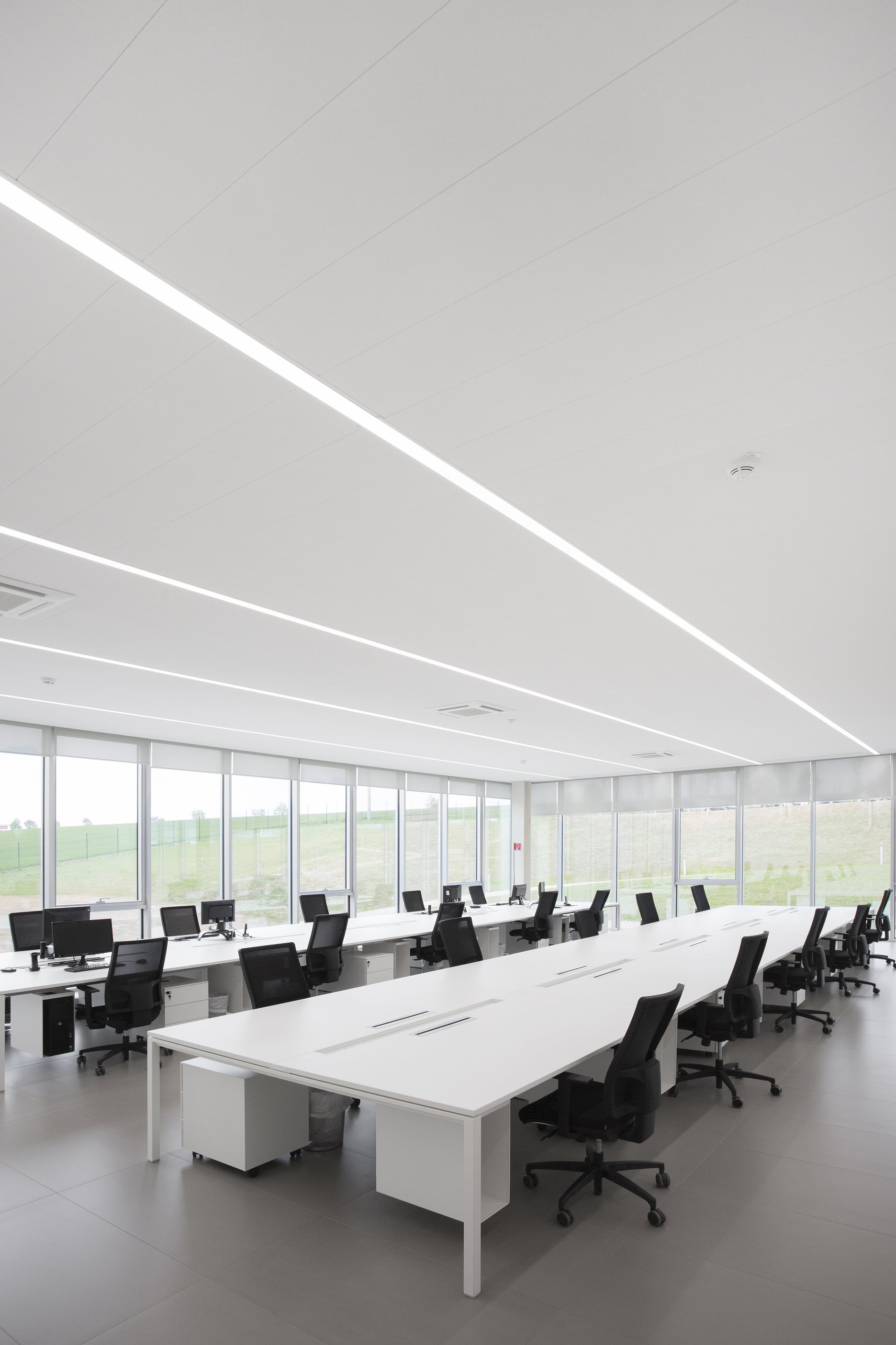 LED svietidlá XAL Leno určené pre stropné konštrukcie je možné vďaka integrovanému systému inštalovať zospodu bez potreby zásahu do existujúceho stropu; zdroj: Armstrong. 