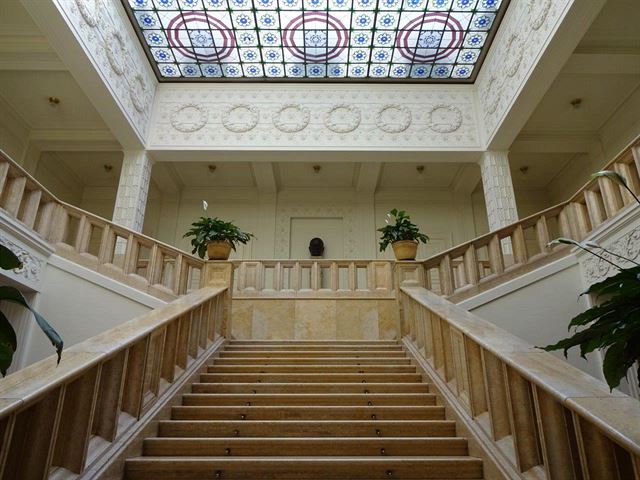 Obchodní komora, schodiště - Leopold Bauer   