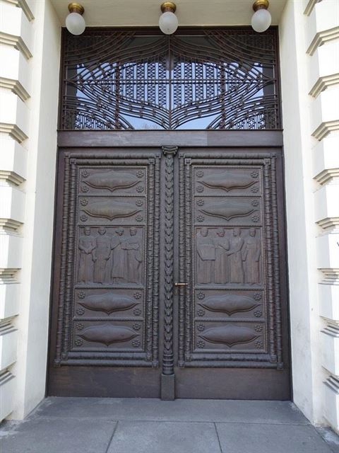Obchodní komora, vstupní brána - Leopold Bauer  