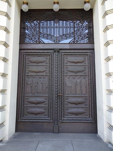 Obchodní komora, vstupní brána - Leopold Bauer  