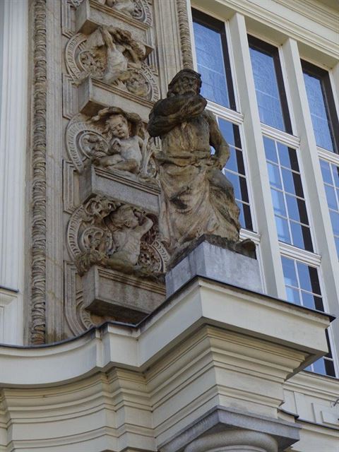 Obchodní komora, sochařská výzdoba - Leopold Bauer  