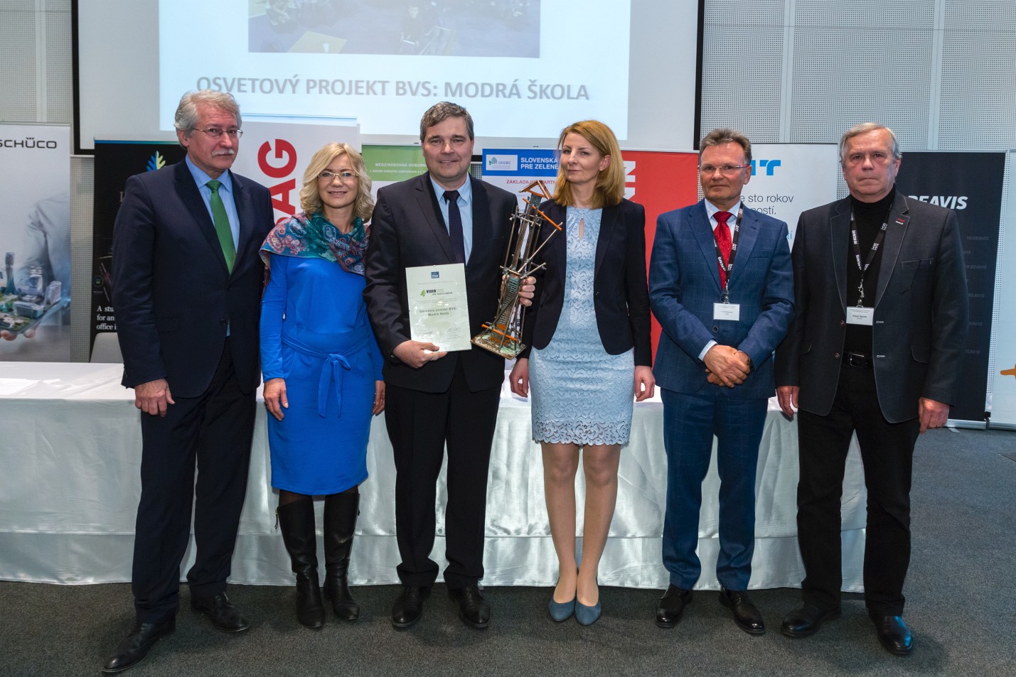  Laureátom ceny VISIO 2020 sa stal osvetový projekt BVS pre deti : zľava D. Petráš, D. Lalíková, Zs. Lukáč, J. Pančíková, P. Kukura a R. Špaček
