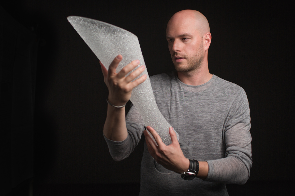 Autor Peter Olah s trofejou vo vlastných rukách