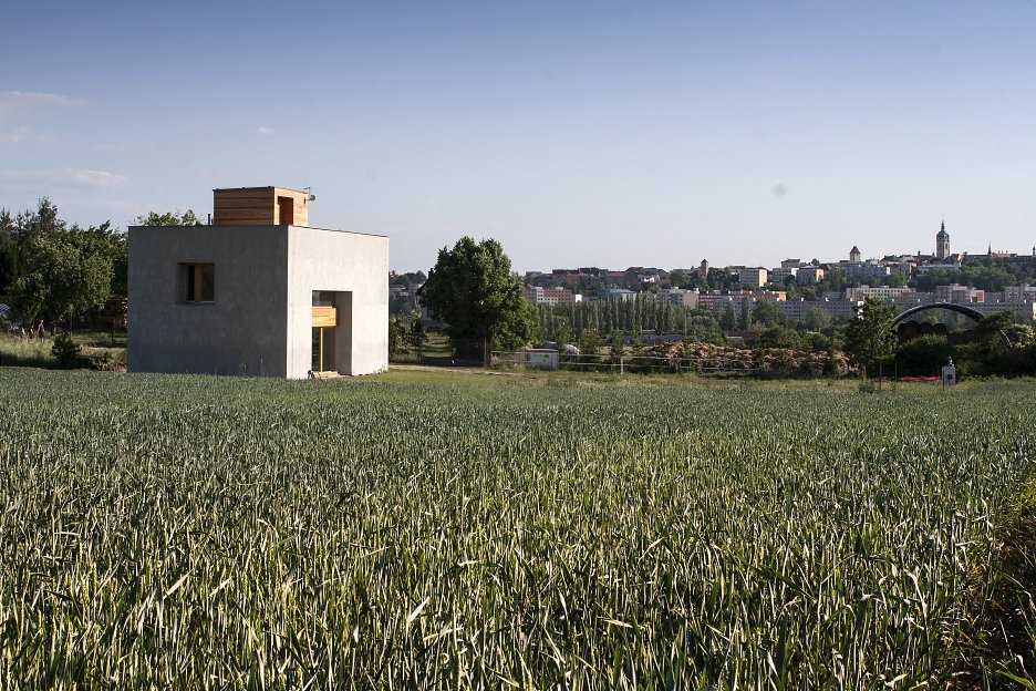 Dom sa otvára smerom na mesto, na severovýchod je orientované menšie okno zo spálne a kúpeľne