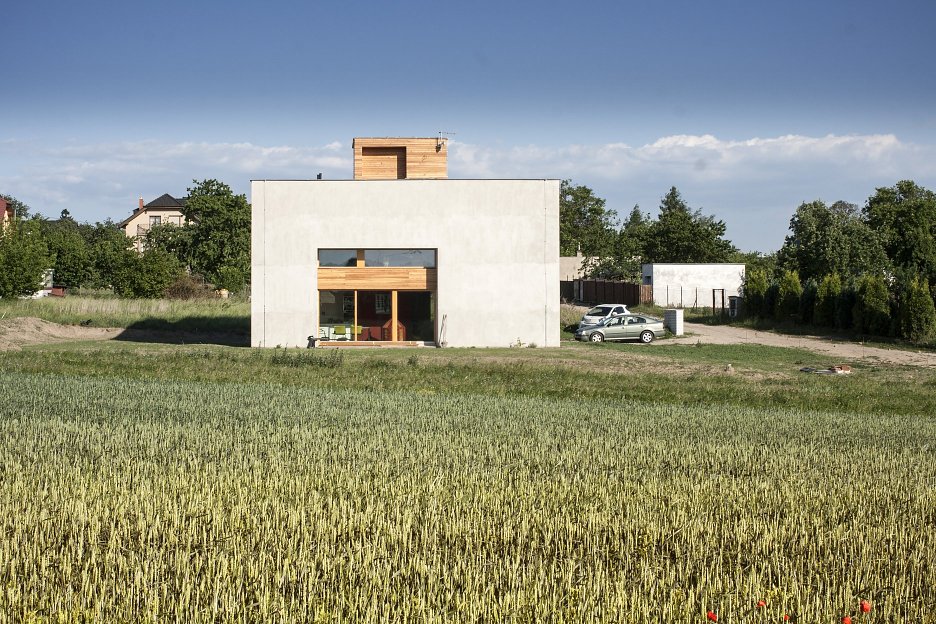 Veľké francúzske okno smeruje na záhradu a presvetľuje priestor obývacej izby, haly a spálne