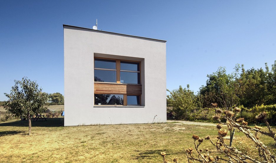 Čelný pohľad. Presklené plochy obývačky, pracovne a detskej izby s výhľadom na mesto