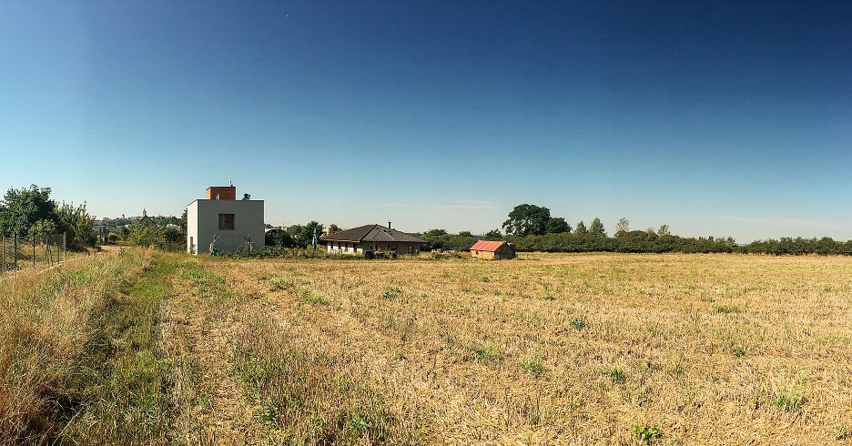 Umiestnenie domu v strede neveľkej parcely na okraji Mělníka akcentuje prepojenie domu s charakteristickými výhľadmi