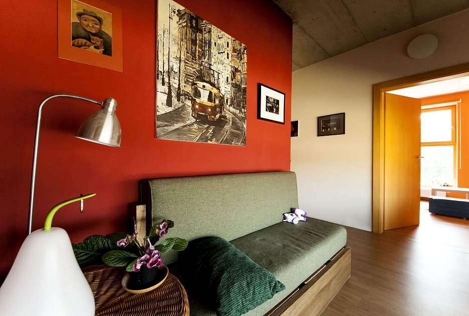 V interiéri sa v hojnej miere objavujú farebné akcenty. Betónový strop je v pohľade priznaný.