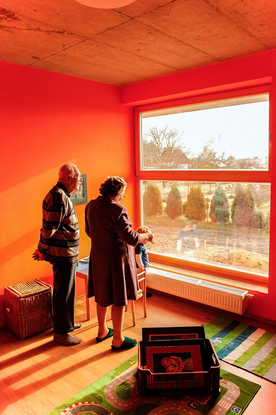 Nízky parapet v detských izbách a herni nebráni vo výhľade ani tým najmenším