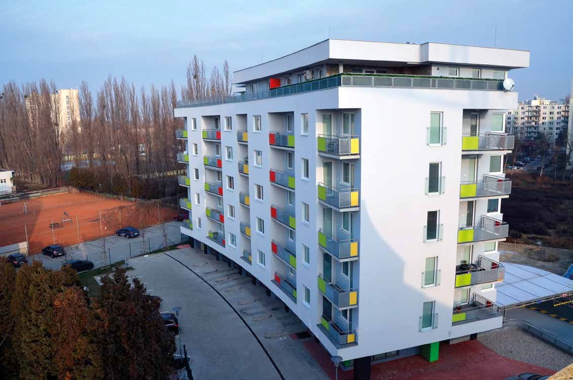 Bytové domy Petržalské dvory v Bratislave. Novostavba realizovaná v ultranízkoenergetickej úrovni výstavby,  t. j. na úrovni požiadaviek, ktoré začnú platiť v roku 2021. Dom je napríklad vybavený centrálnym vetracím systémom s rekuperáciou v kombinácii so zemným kolektorom (OZE) a možnosťou individuálneho nastavenia teploty v bytoch; špeciálny dôraz sa kládol na využitie denného svetla. Napriek vysokej kvalite sa vďaka dobrému návrhu podarilo zachovať cenu bytov na úrovni bežných novostavieb v danej lokalite.