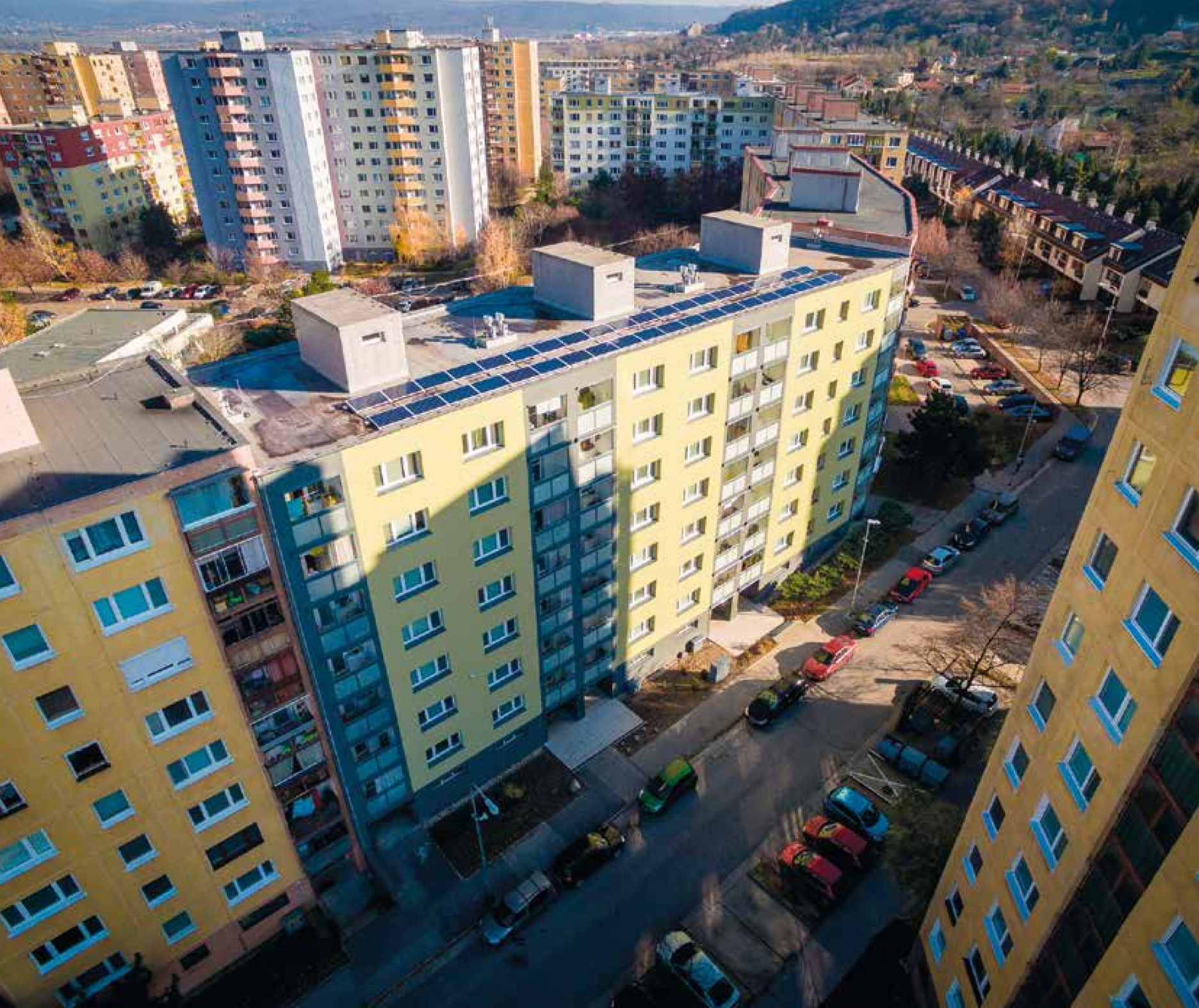 Obnova bytového domu na ulici Pavla Horova v Bratislave. Nadštandardný rozsah obnovy (zateplenie celej obálky budovy, výmena okien a rozvodov, inštalácia tepelných čerpadiel a fotovoltiky, vetranie s rekuperáciou tepla) priniesol zníženie potreby energie na vykurovanie o 74,8 % (energetická trieda A/A1),  podstatné zvýšenie kvality vnútorného prostredia a napriek nadpriemerným investičným nákladom  (920 tis. eur/42 bytov) okamžité zníženie mesačných zálohových platieb o 13 €/byt. Projekt bol vyhlásený  za Najlepšie obnovený bytový dom 2015.