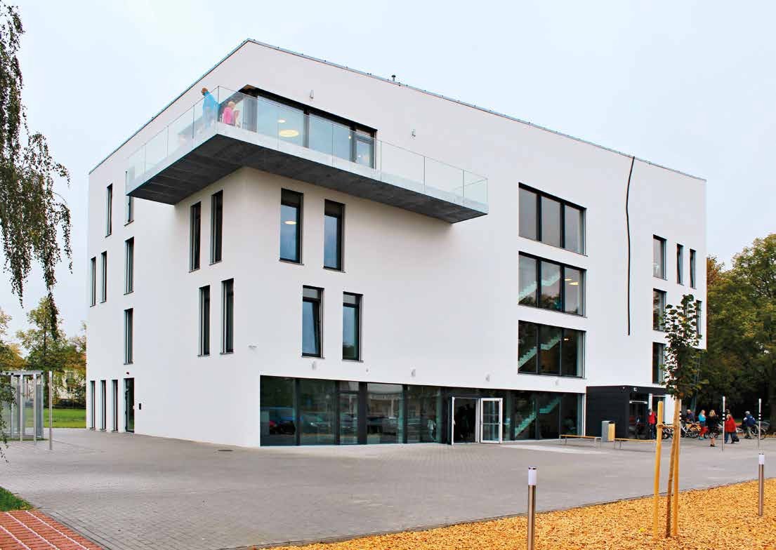 Základná umelecká škola Karla Malicha, Holice, Česká republika. Novostavba ZUŠ (2014) v šesťtisícovom českom meste Holice je príkladom, že udržateľná architektúra a energeticky pasívne budovy môžu vznikať aj na základe verejného obstarávania, bez dotácií a nie drahšie ako bežná stavba.