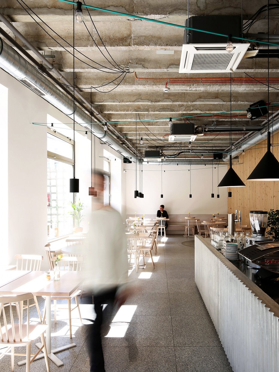 Otvorený priestor reštaurácie na poschodí