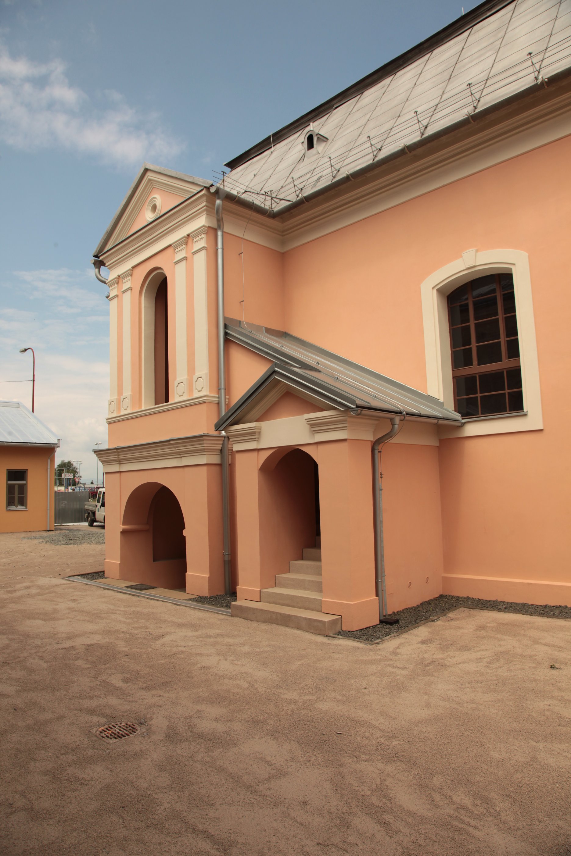 Fasáda synagógy s obnovenou vstupnou časťou