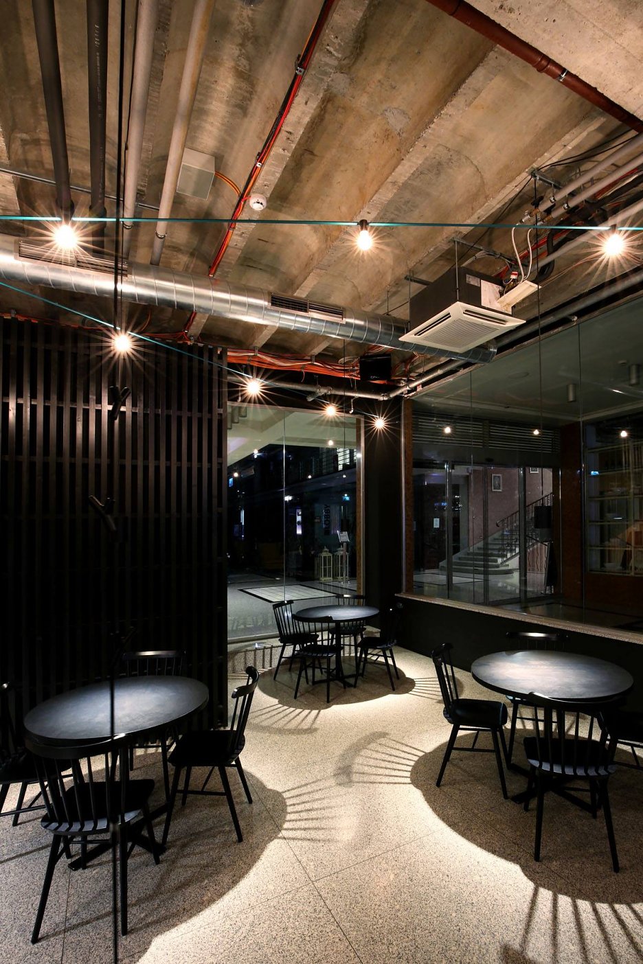 Bar situovaný v ľavej časti parteru