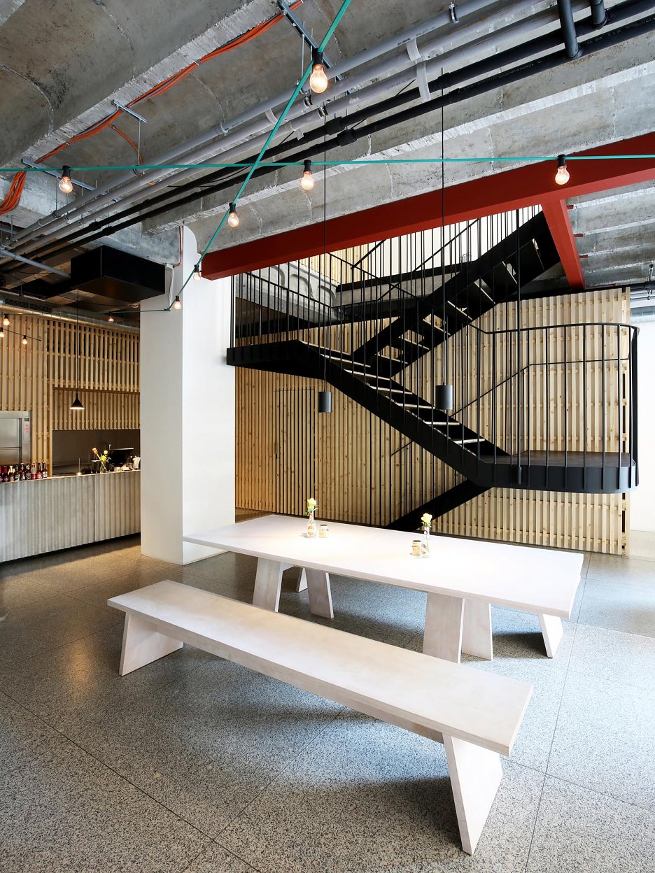 Zavesené oceľové schodisko vedúce na poschodie reštaurácie