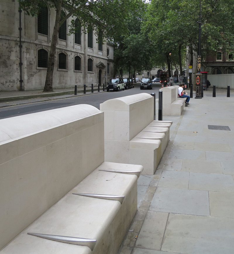 Príklad Hostile architecture proti ležaniu na lavičke a jazdeniu skateboardom