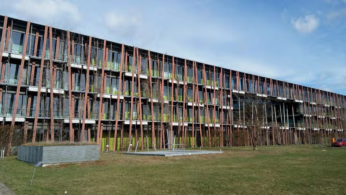 Smart budovy - ako príklad budova ústavu fyziky „Lise-Meitner“ Humboldtovej univerzity v Berlíne. Okrem využívania zrážkovej vody a popínavej vegetácie sú  v energeticky pasívnej budove všetky technológie riadené pomocou počítačovej technológie 