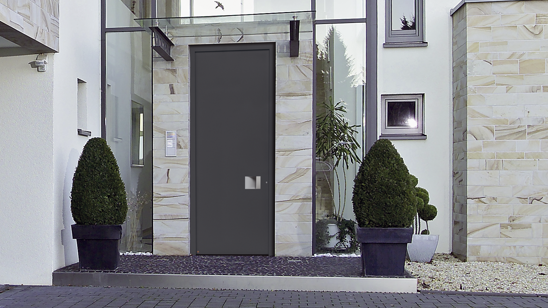 Hliníkové domové dvere Hörmann ThermoCarbon dosahujú vďaka kompozitnému  profilu zo sklených a uhlíkových vlákien hodnotu UD do 0,47 W/(m2∙K) a výbavu RC 4. Najnovšie je model možné zakúpiť aj vo výške do 3 metrov