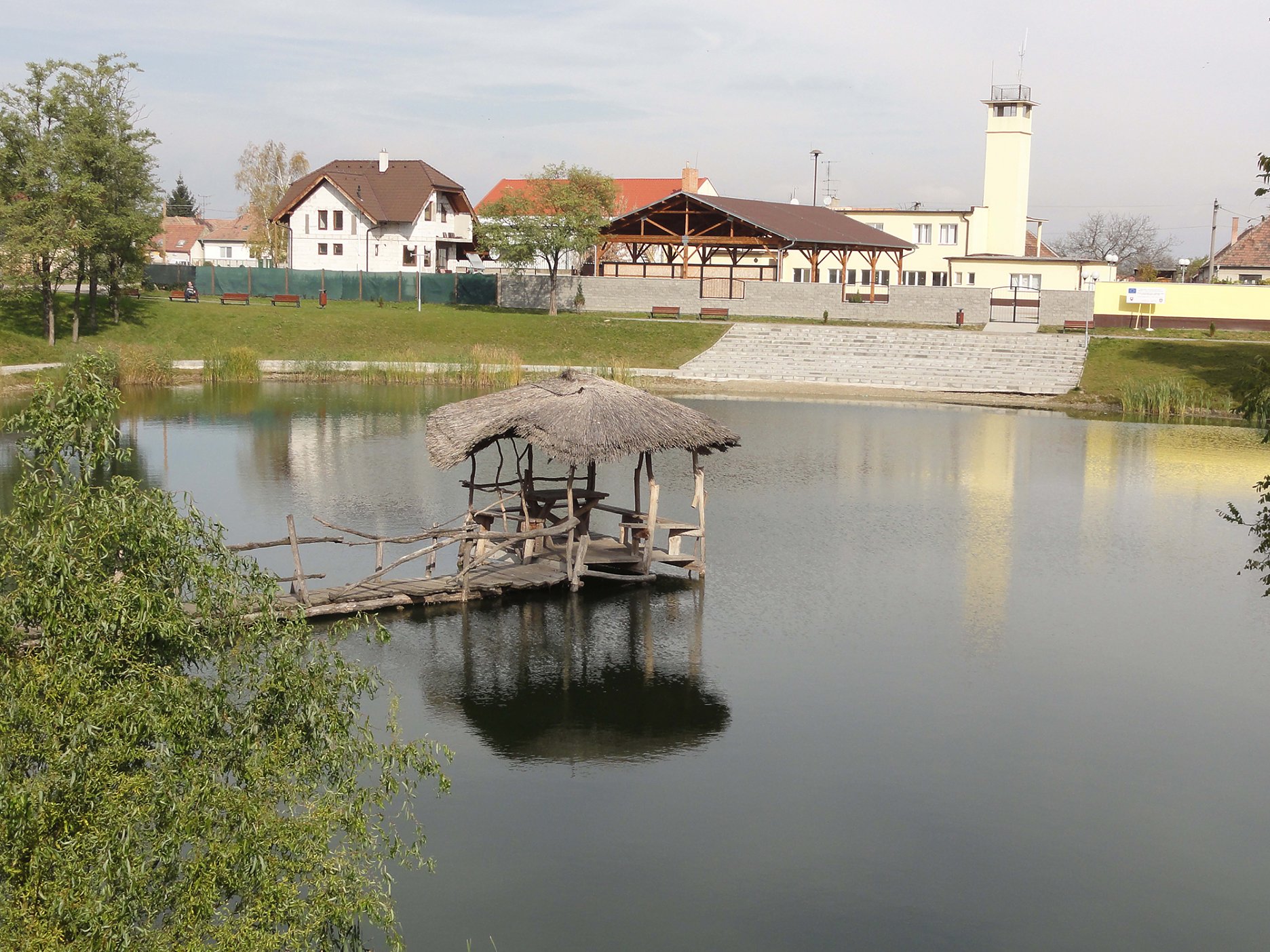 Obec Kostolná pri Dunaji – revitalizácia existujúcej vodnej plochy a vytvorenie nového verejného priestoru, v ktorom sa integruje spoločensko-kultúrna a rekreačno-oddychová funkcia
