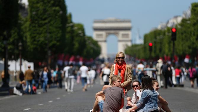 Parížsky bulvár Champs-Élysées raz za mesiac pešou zónou