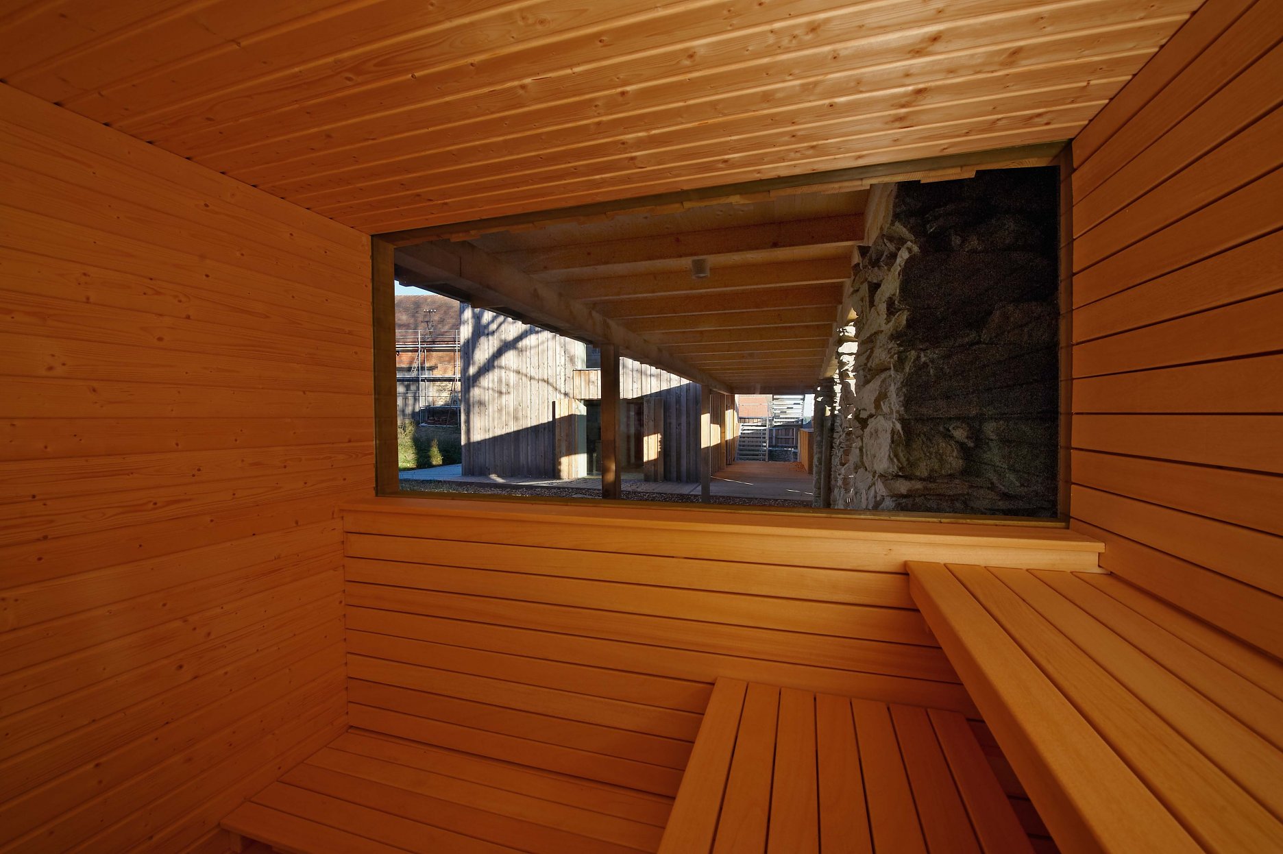 Drevo je použité aj ako stavebný materiál pre saunu na prízemí.