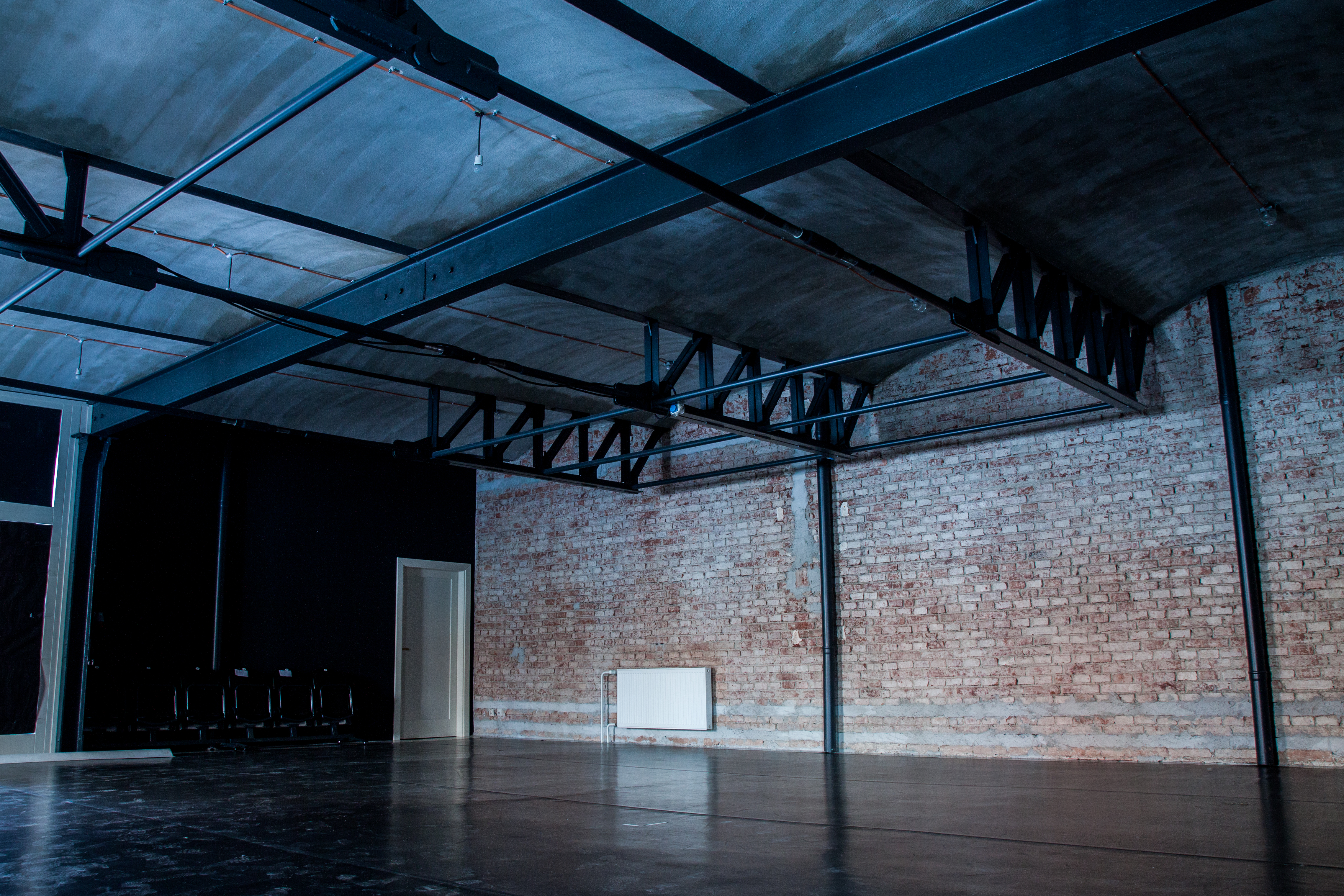 Black Box. Experimentálná scéna pre perfomatívne umenie je využívaná aj ako priestor pre Multimediálne štúdio/Lab, semináre, mini konferencie, workshopy, skúšobne, a VIP zóna pre eventy s prístupom na balkón Veľkej sály. Je stálou divadelnou scénou v Košiciach dlhodobo pôsobiaceho divadelného súboru Na Peróne.