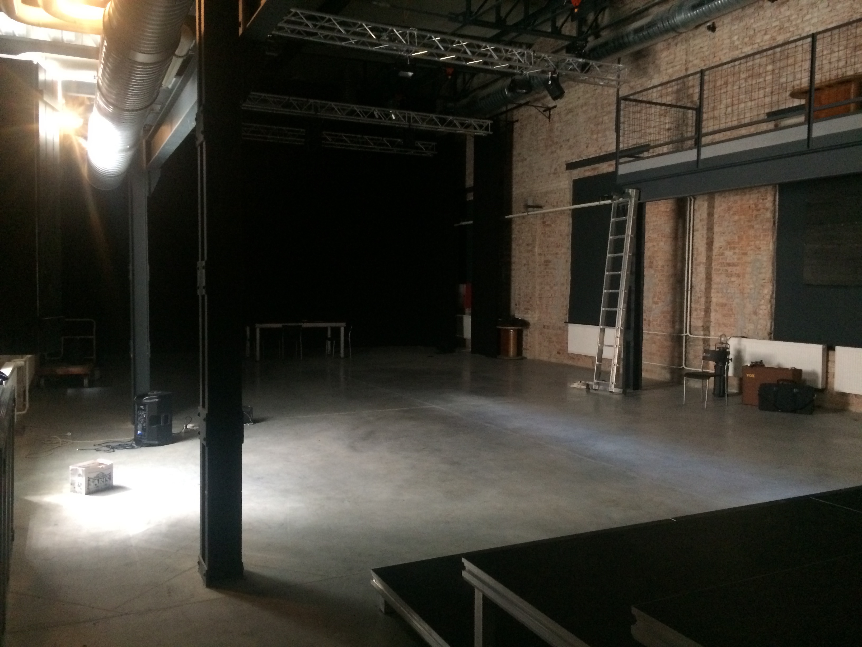 Multifumkčná sála. Tento najväčší multifunkčný priestor centra je hlavným zázemím na tvorbu a prentáciu súčasného umenia (divadlo, tanec, koncerty, party, prezentácie, prednášky, …).