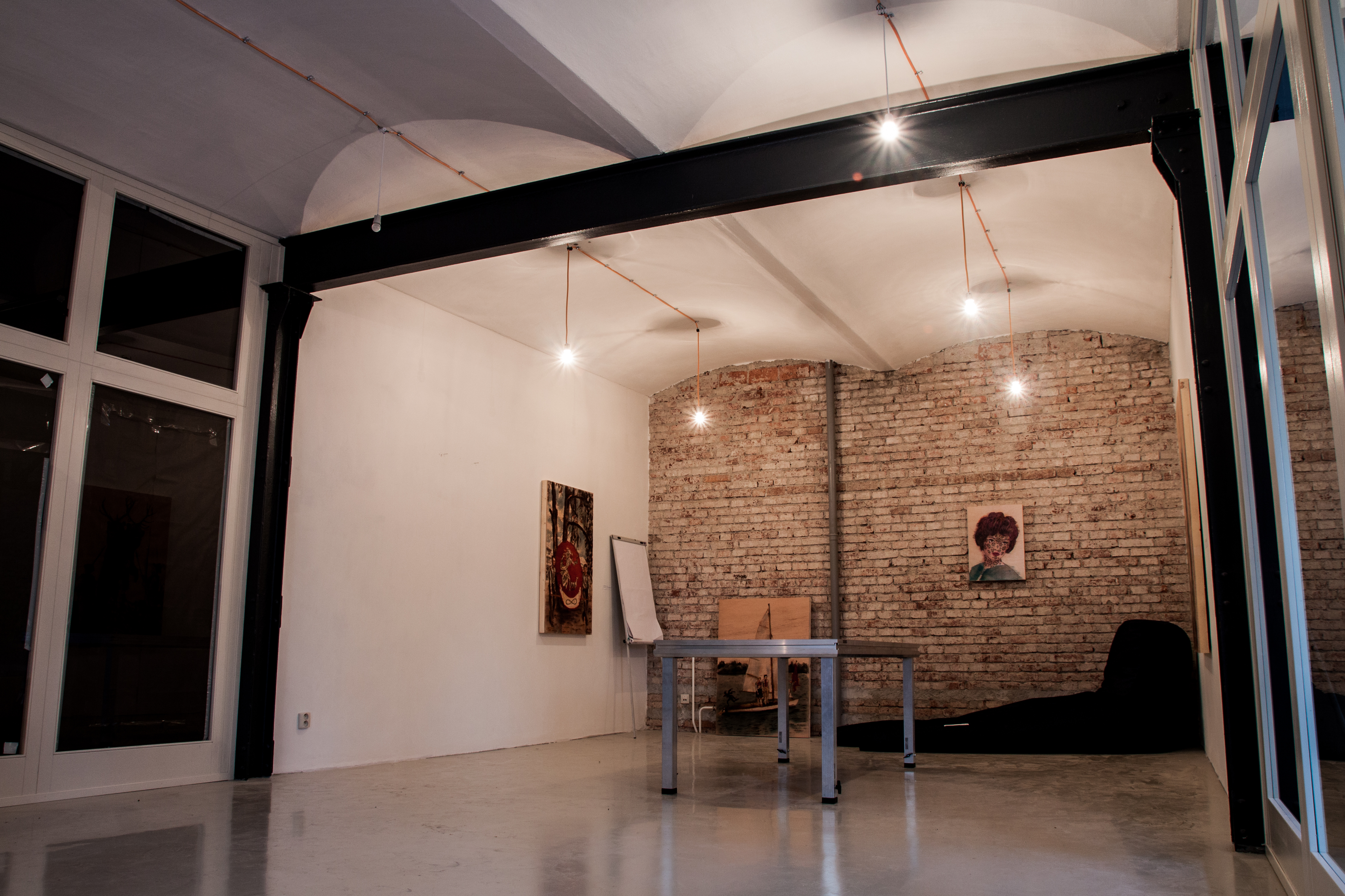 MEDIA LAB/Workshop Room Multifukčné, malé foto/video studio, plne vybavené najmodernejšou technikou sa využíva na podporu mladých kreatívcov a kreatívneho priemyslu v regione. MEDIA LAB sa používa aj ako tvorivo-vzdelávací priestor formou profesionálnych workshopov, prednášok a prezentácií, aj pre rôzne ďalšie odbory z oblasti kreatívneho priemyslu (design, architektéra, urbanizmus,…)