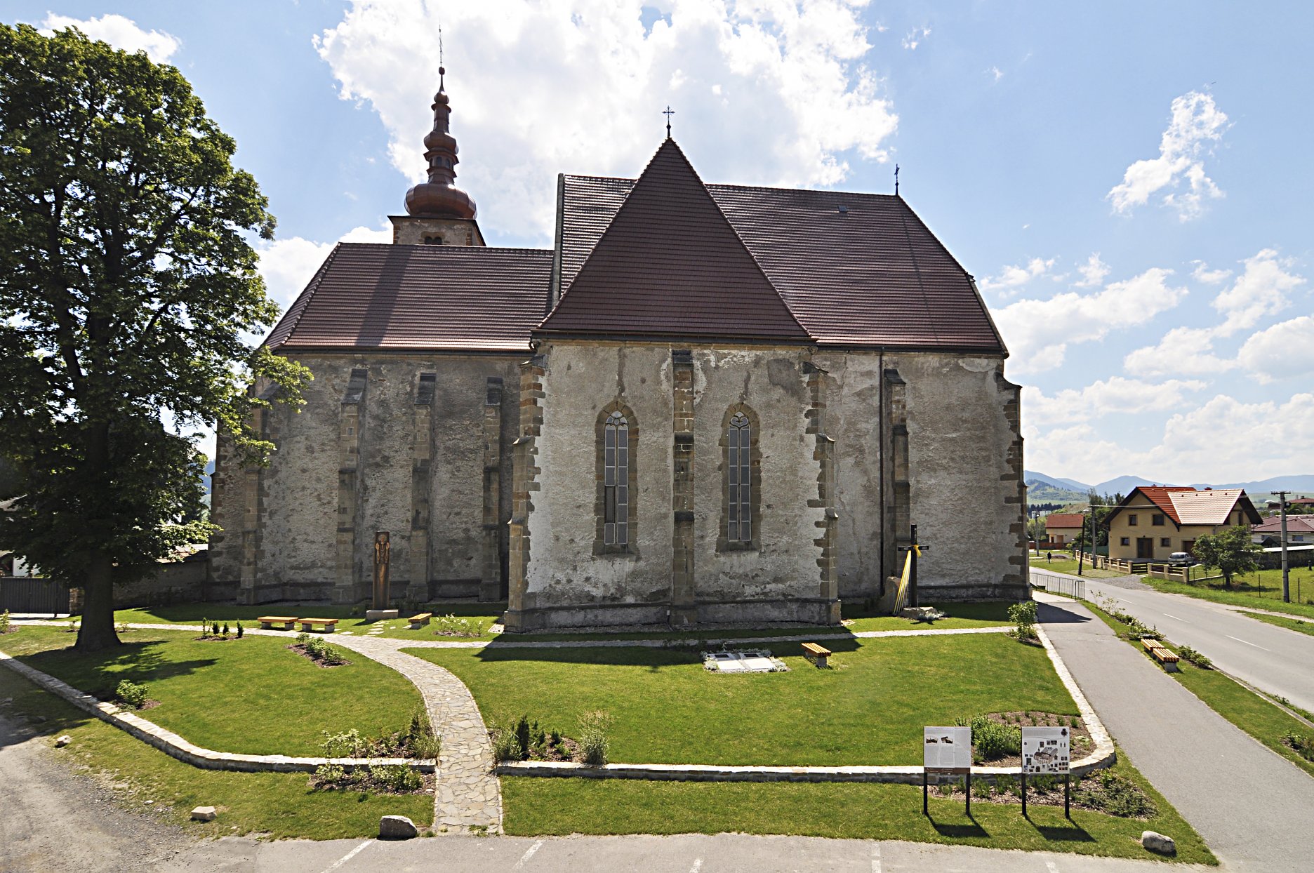 Okoličné. Kláštorný Kostol. sv. Petra z Alkantary. Pohľad na severnú fasádu s kaplnkou.