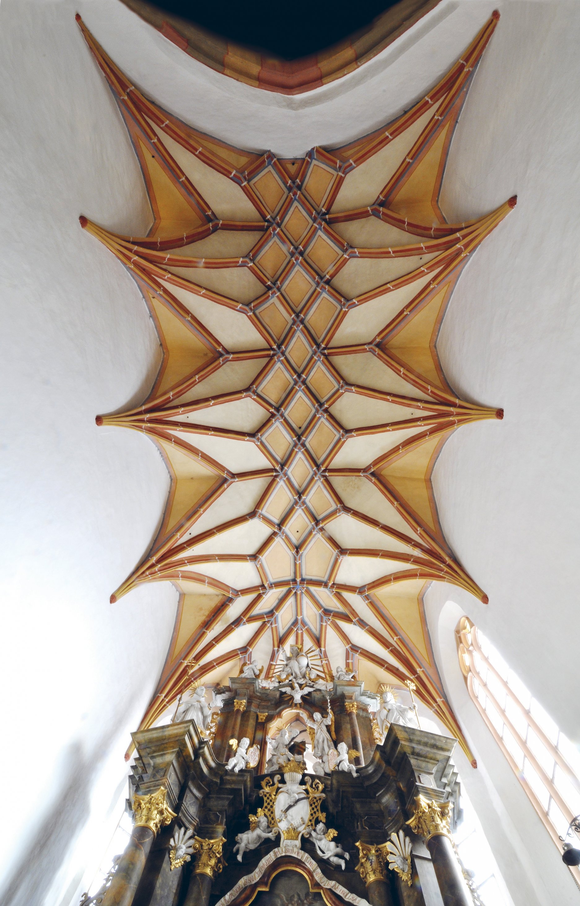 Okoličné. Kláštorný Kostol sv. Petra z Alkantary. Pohľad do klenby svätyne. Prelom 15. a 16. storočia. 