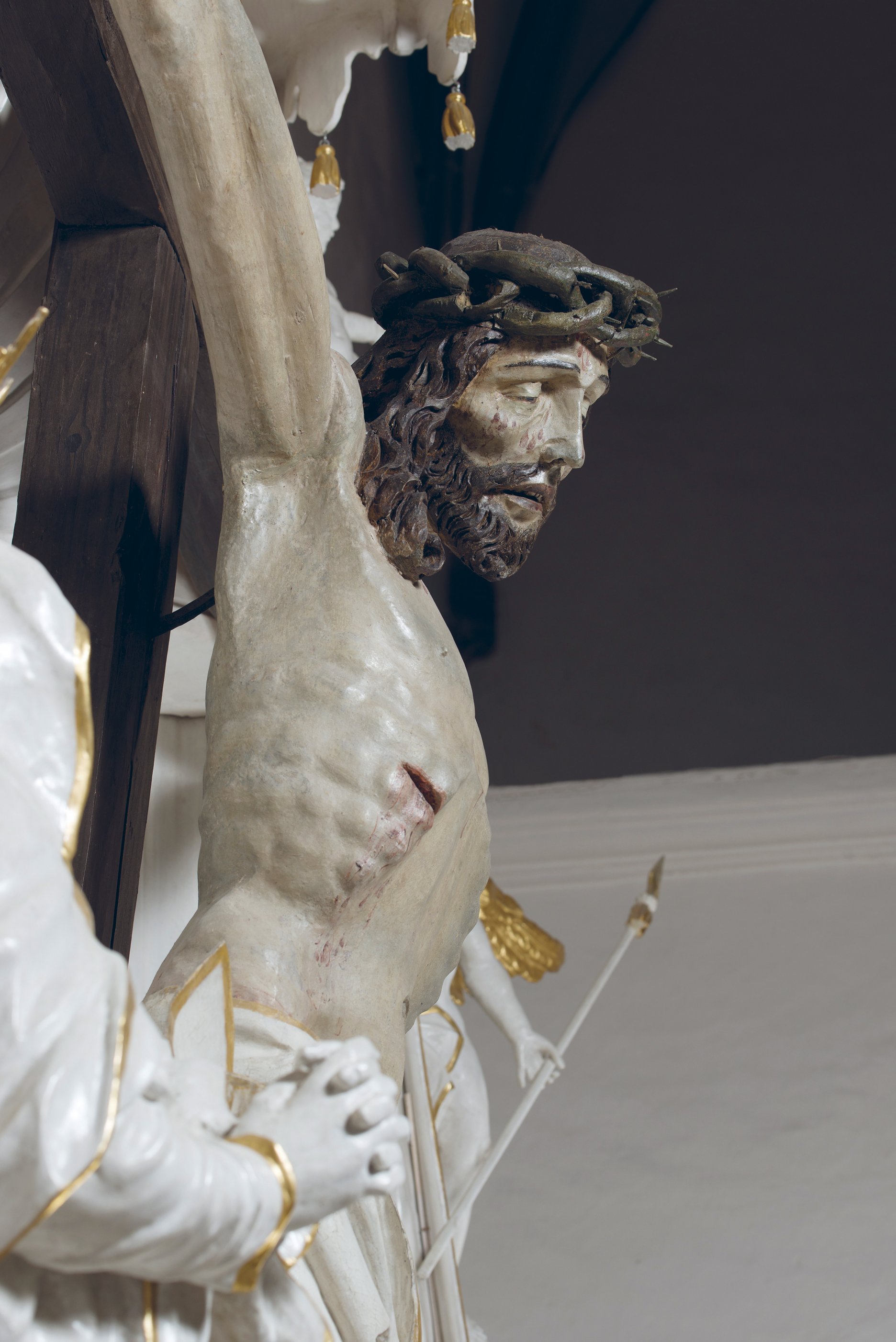 Malopoľská dielňa (?): Krucifix z bočného oltára Ukrižovania v Okoličnom. Koniec 15. storočia. Majetok: Bratislava, Rehoľa menších bratov Františkánov – Kostol sv. Petra z Alkantary, Liptovský Mikuláš – OkoličnéMikuláš – Okoličné