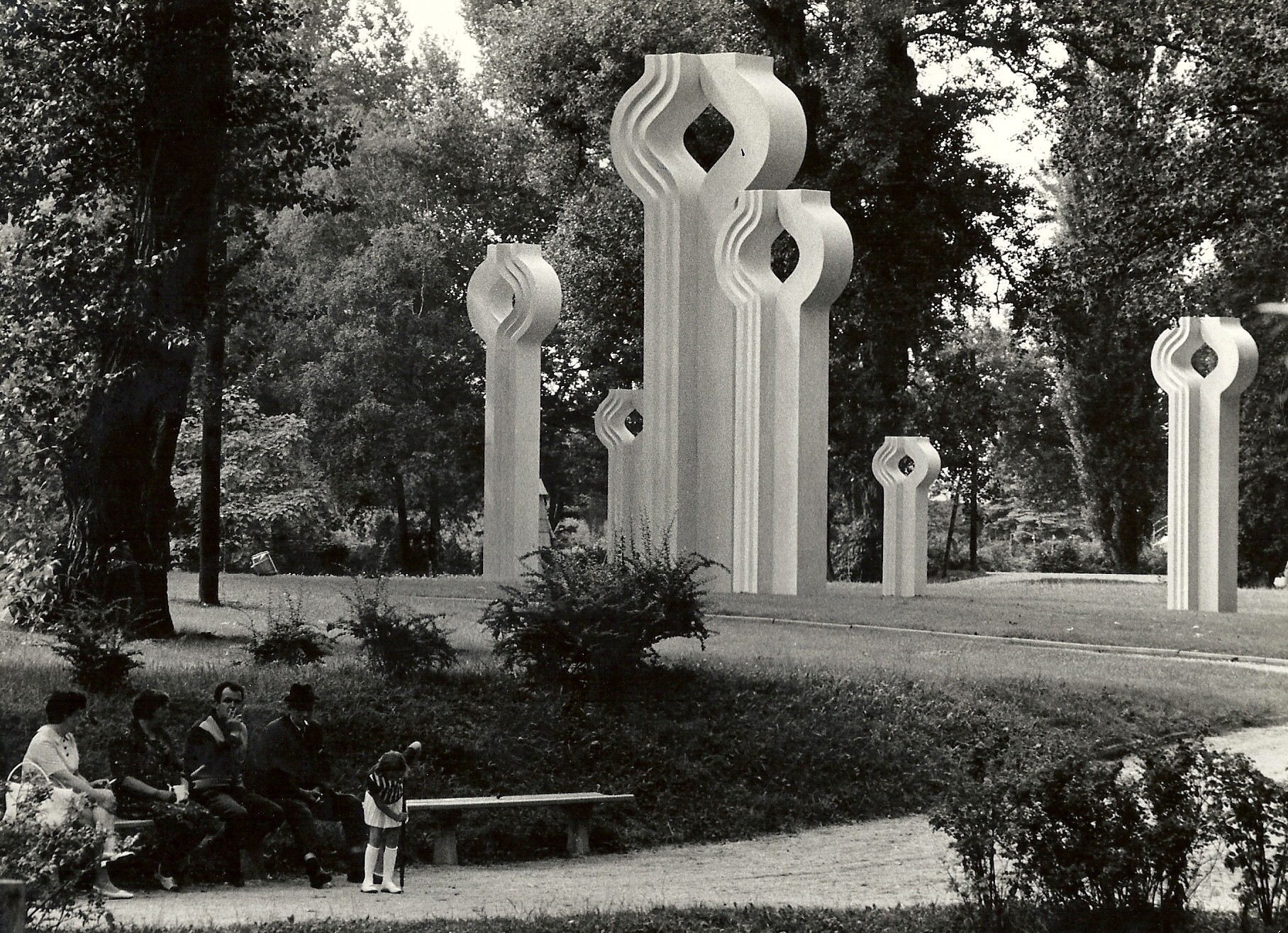 Kamenné kvety v pôvodnom kontexte na podujatí "Socha piešťanských parkov" 1970