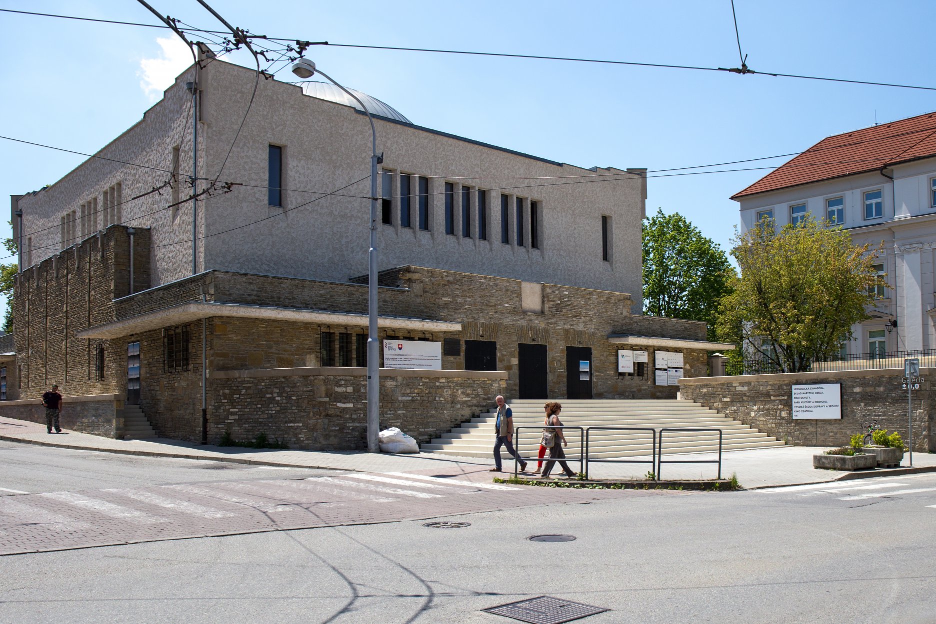 Uličný pohľad na zrekonštruovanú synagógu (2017)