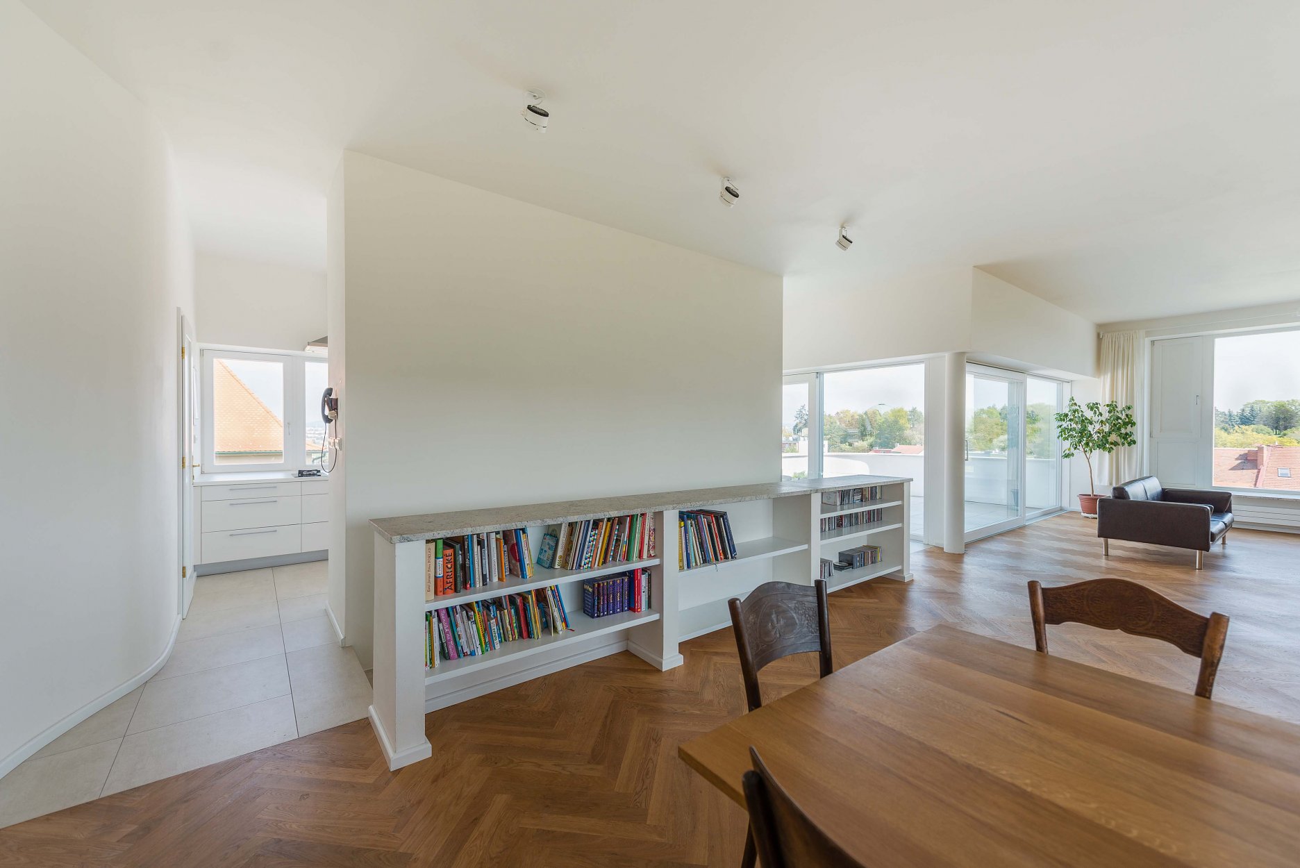 Obytný priestor na najvyššom podlaží spája funkciu obývacej izby, jedálne a kuchyne