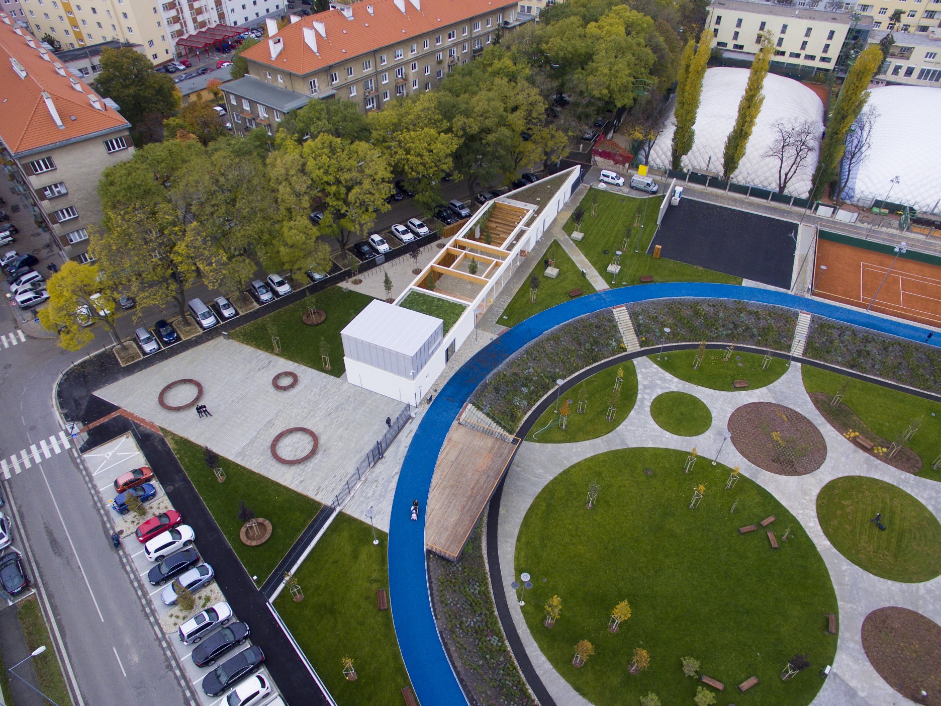 Architekti rozšírili verejný priestor od Kalinčiakovej ulice, ktorý vyúsťuje do nástupného námestia naväzujúceho na vyhliadkové mólo. Nový pavilón definuje hranicu parku.