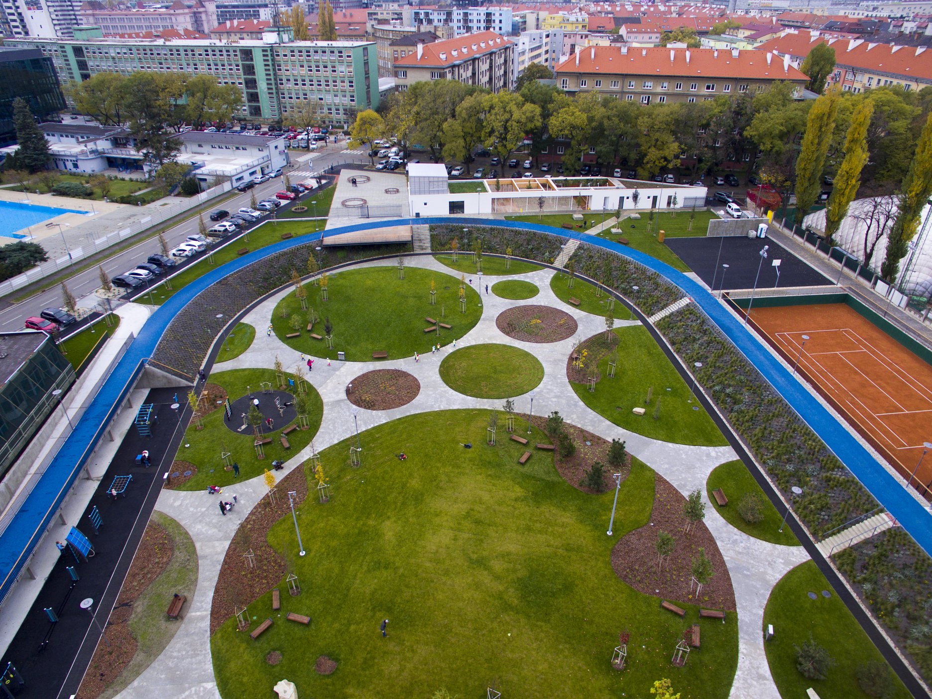 Ideový koncept parku je postavený na dvoch úrovniach s rôznym funkčným využitím.