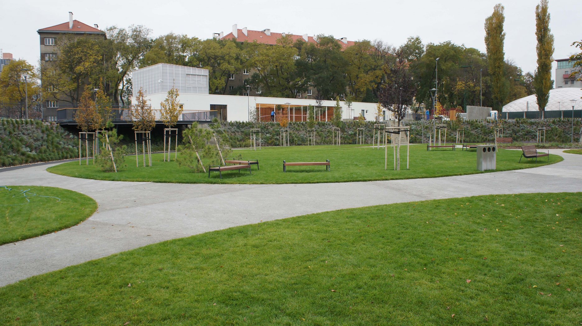 Dolný priestor parku je skôr “pomalší”, typický svojou bohatou vzrastlou zeleňou a zelenými plochami pre hry a relax.