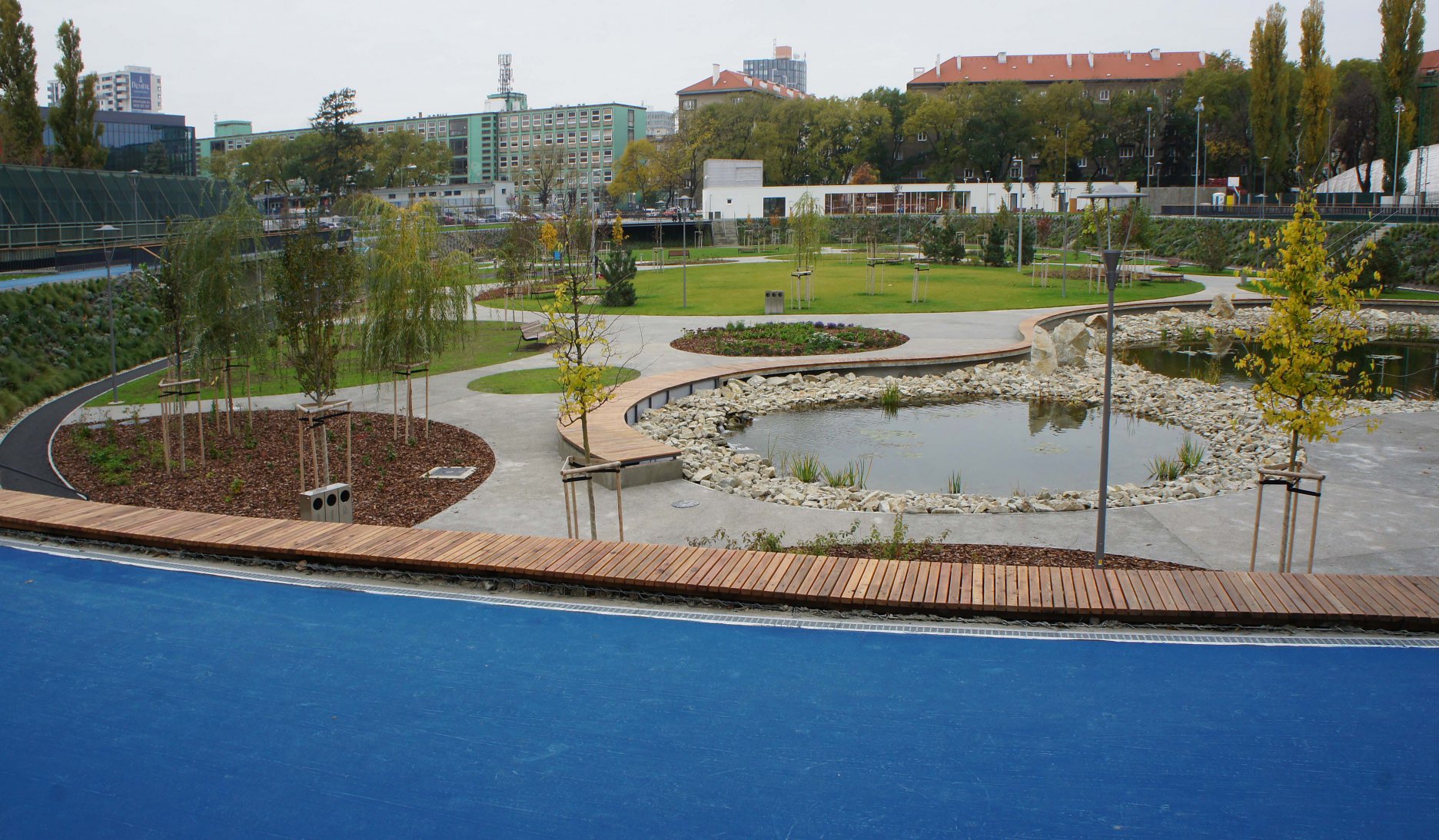 V zadnej časti parku sa nachádza oddychová "prírodná" zóna, ktorá nevyžaduje intenzívnu údržbu.