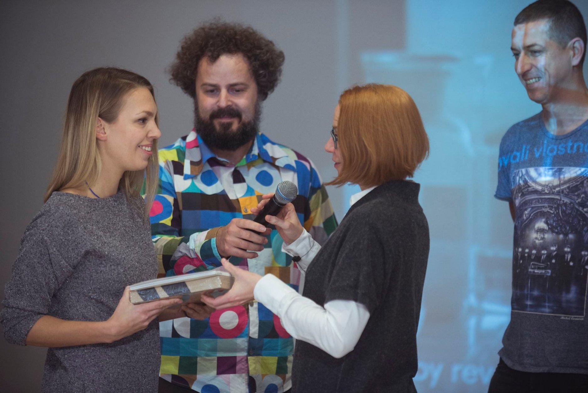 Odovzdávanie Ceny verejnosti NCD 2017 na Finisáži výstavy v Galérii v podkroví Slovenského múzea dizajnu. Soni Otiepkovej z Villo Design cenu odovzdáva Saša Petrášová z vydavateľsta SLOVART. 