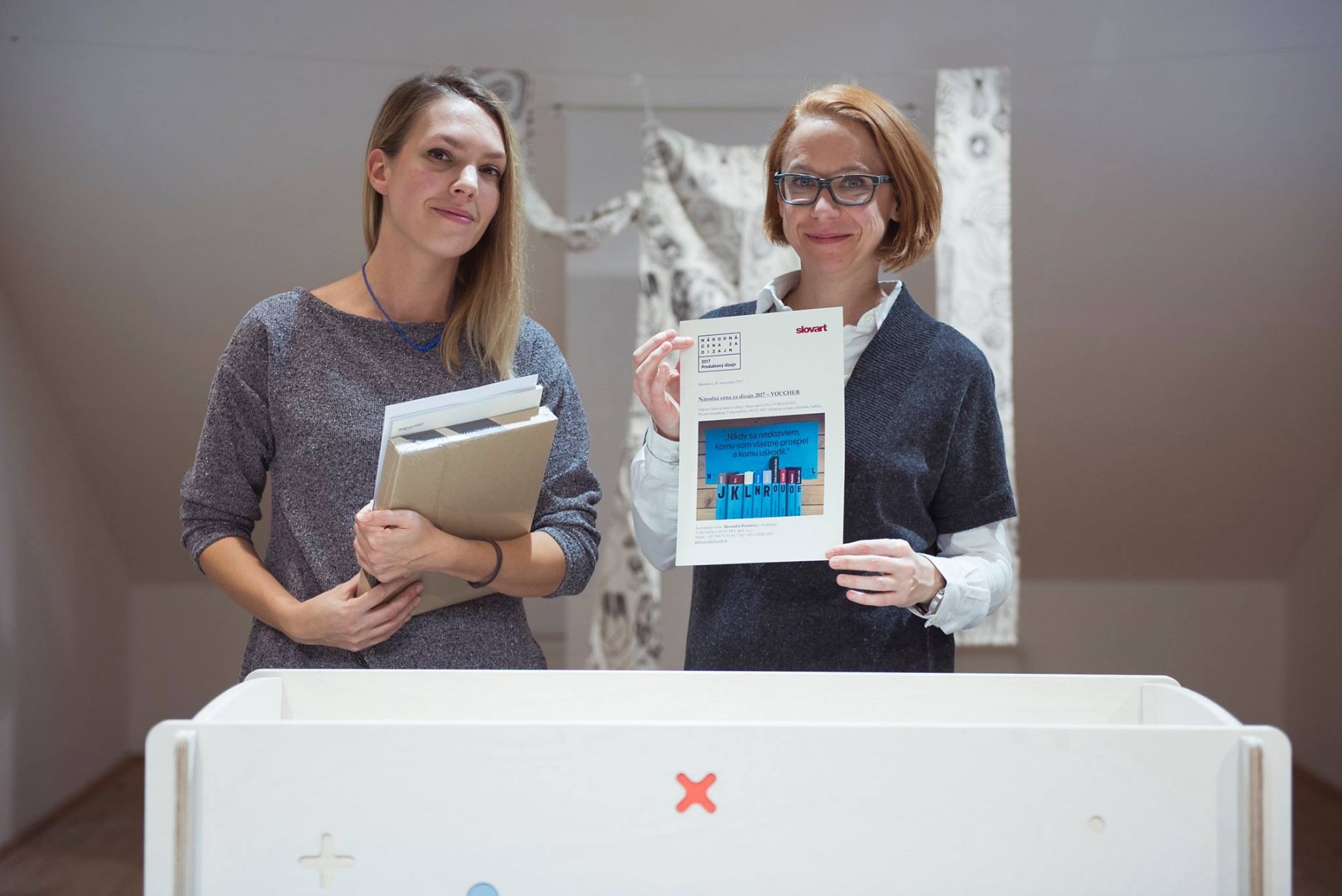 Odovzdávanie Ceny verejnosti NCD 2017 na Finisáži výstavy v Galérii v podkroví Slovenského múzea dizajnu. Soni Otiepkovej z Villo Design cenu odovzdáva Saša Petrášová z vydavateľsta SLOVART. 