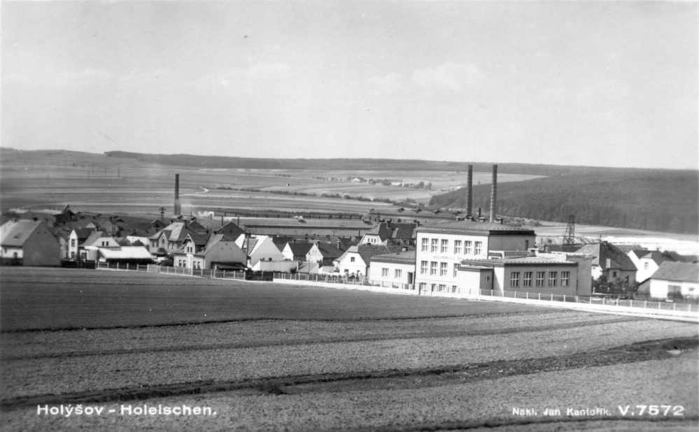 1936 - pohľad na obec a budovu školy