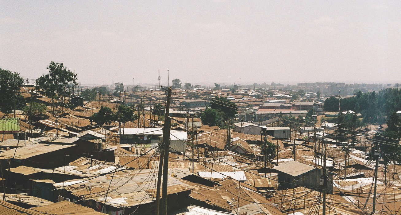 Kibera (Nairobi, Keňa)  Obraz súčasného mesta nie je formovaný formálnym plánovaním, ale neformálnymi aktivitami obyvateľov. 