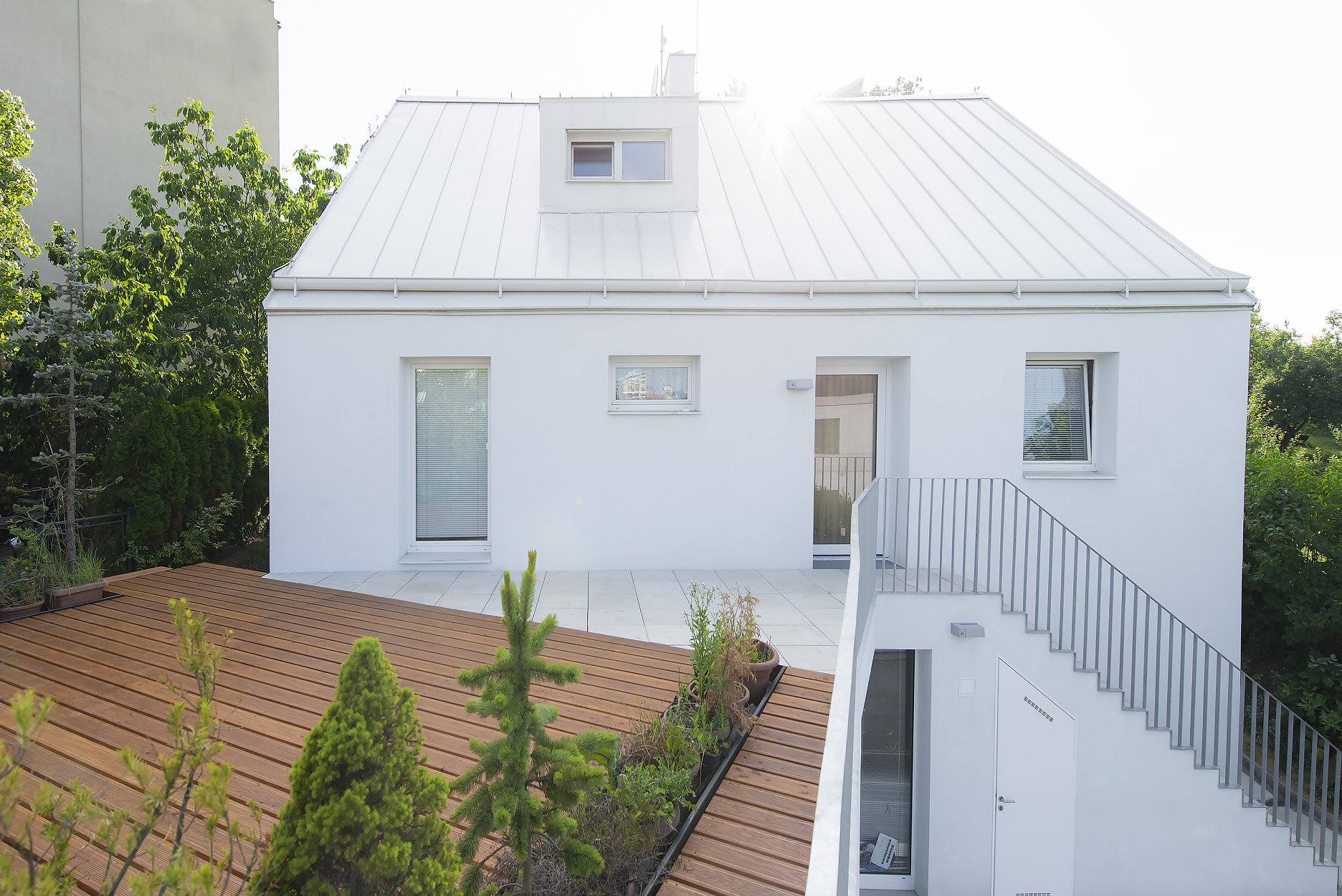 Drevená terasa na streche garáže je výnimkou z  jednoliateho farebného riešenia.