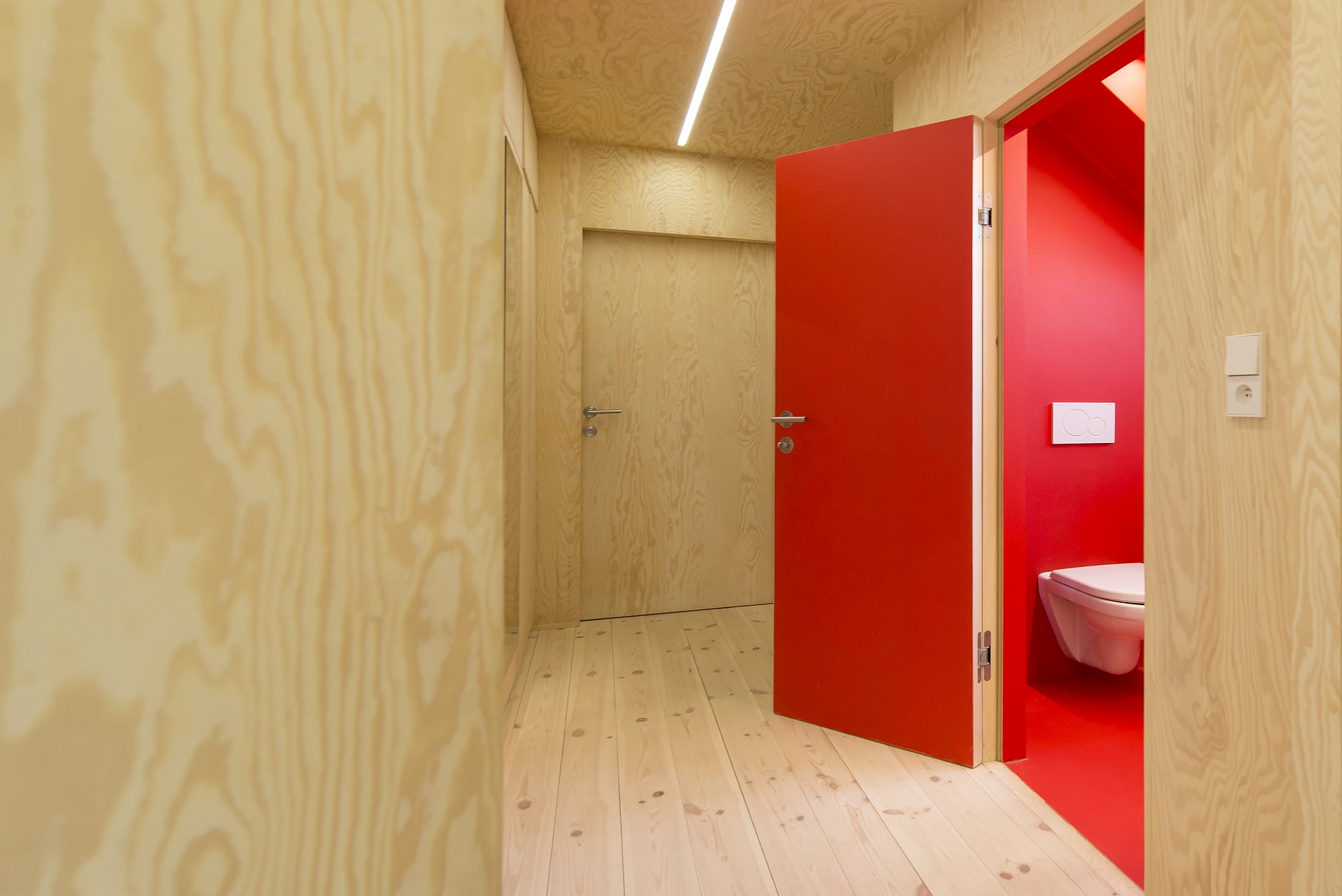 Medzi farebne odlíšené priestory zázemia patrí aj kúpeľňa.
