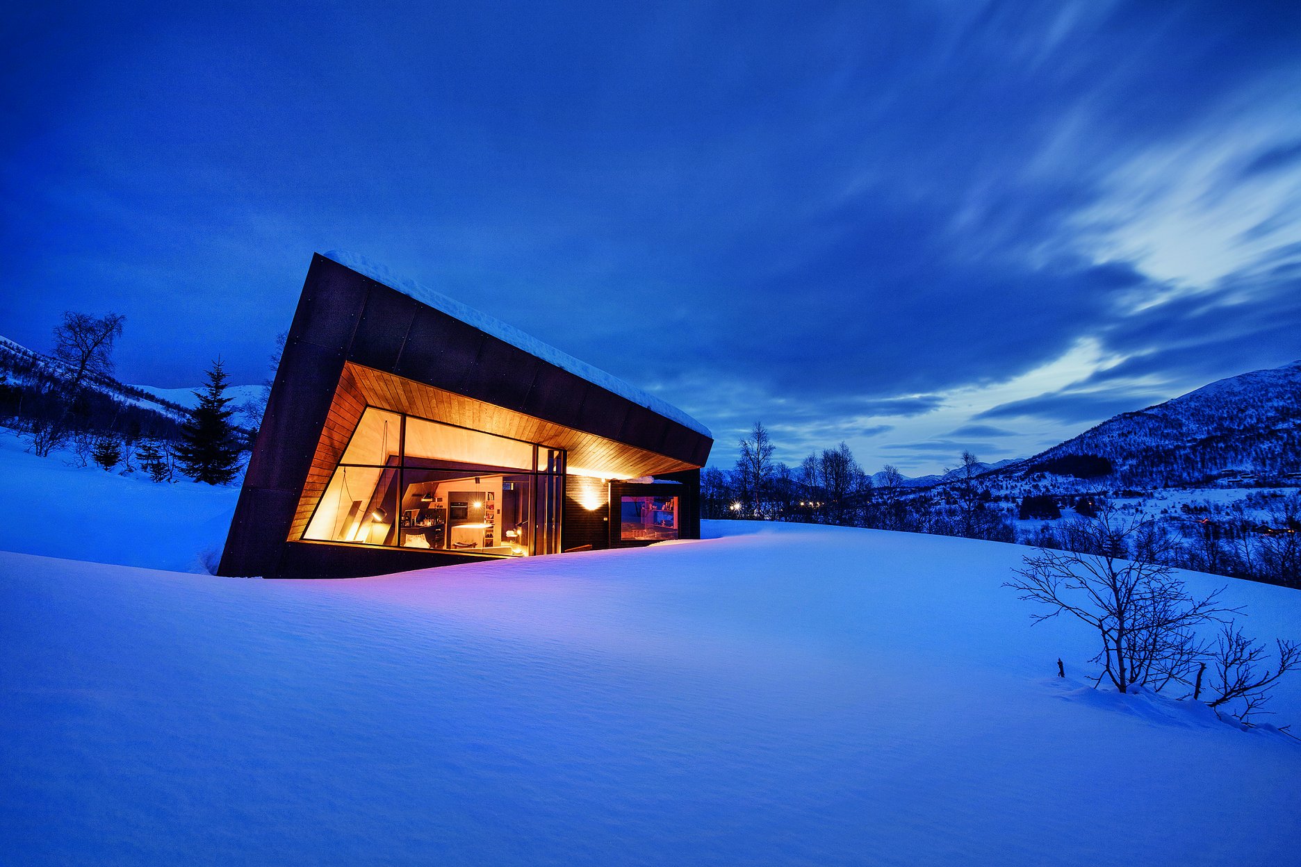 Extenzívne, sklené fasády s úzkou pohľadovou šírkou sa skombinujú s oceľovými platňami s hrdzavou patinou Corten a smrekovými panelmi: rezidencia "Black Lodge" v oblasti Ålesund, Nórsko.
