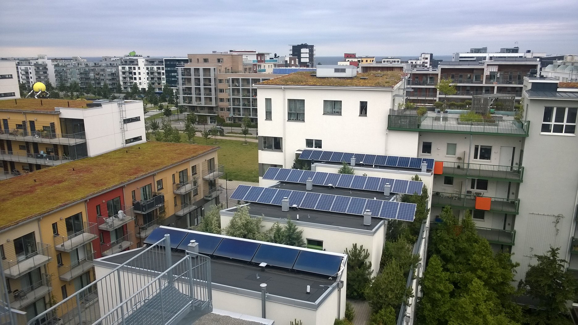 Zelené strechy a solárne panely vo štvrti Västra Hamnen. Cieľom mesta Malmö je úplná energetická sebestačnosť do roku 2020.